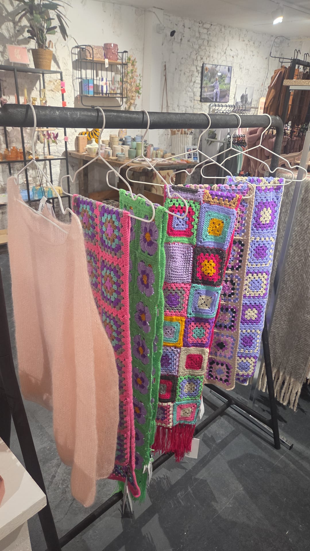 Sfeerimpressie van het rek met ingehaakt kleding bij Swan Nijmegen